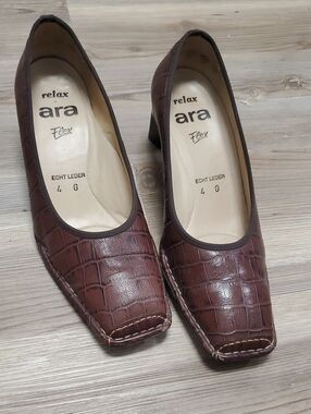 Ara Brown Croc-Embossed Leather Block Heel Pumps With White Stitching Size 6.5